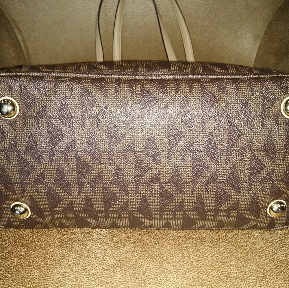 Michael Kors Signature Tote - Picture 3 of 6